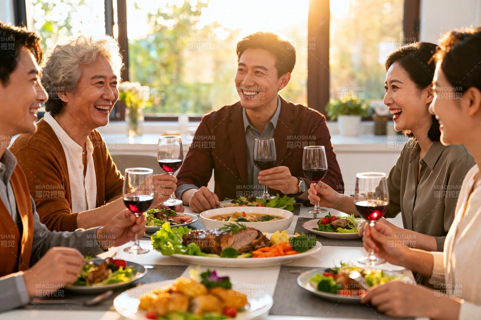 家庭聚餐欢笑共享美食图片