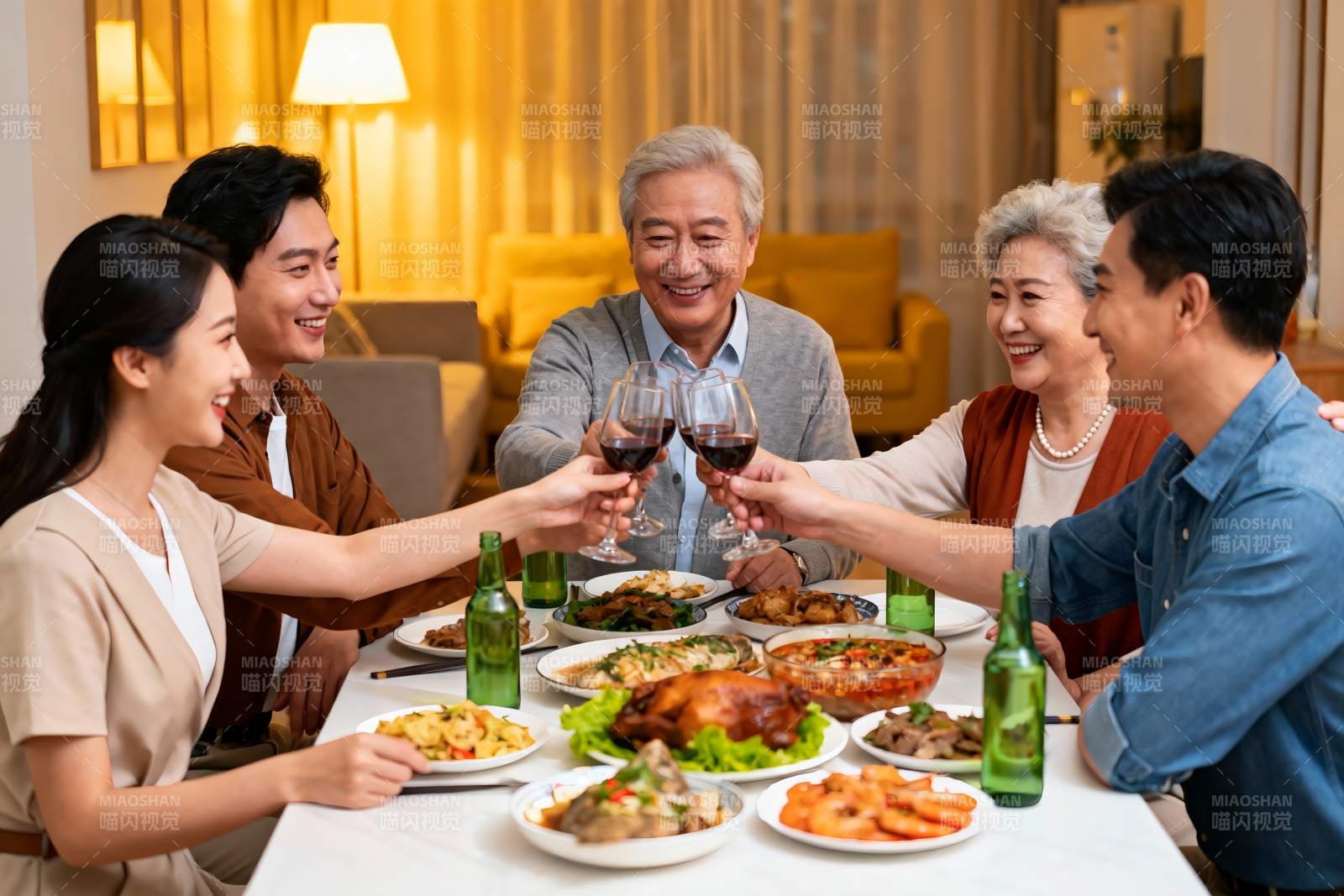 三代同堂家庭聚餐欢庆时刻图片