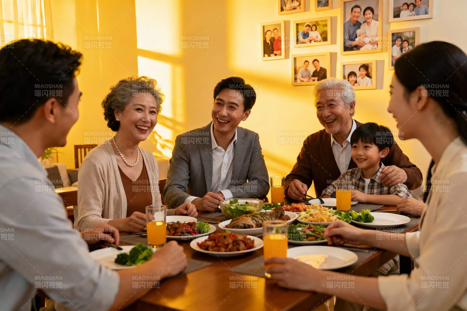 三代同堂温馨聚餐家庭场景图片
