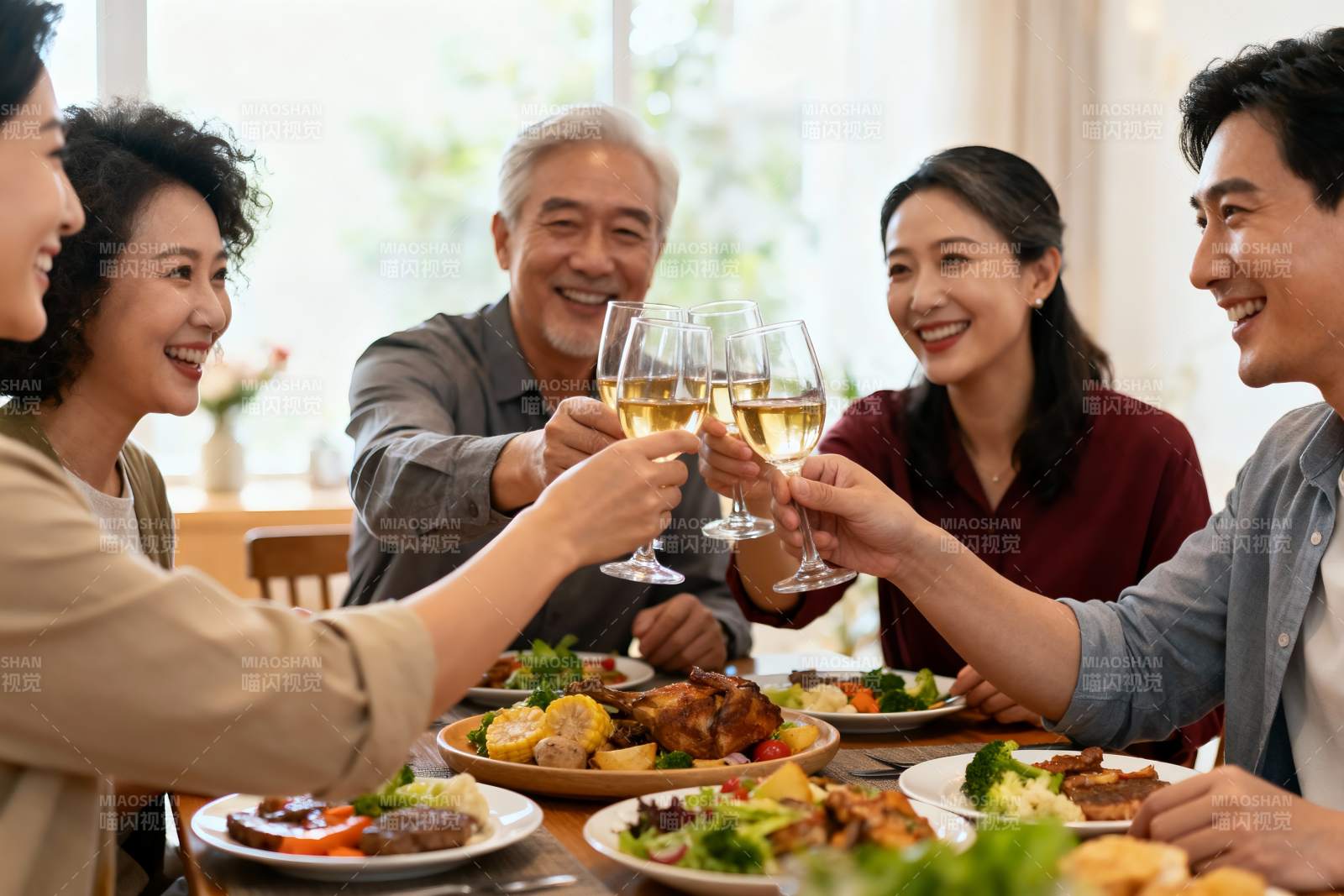 家庭聚餐欢庆时刻图片