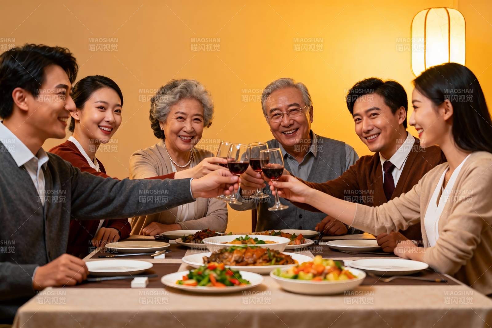 家庭聚餐欢庆时刻图片