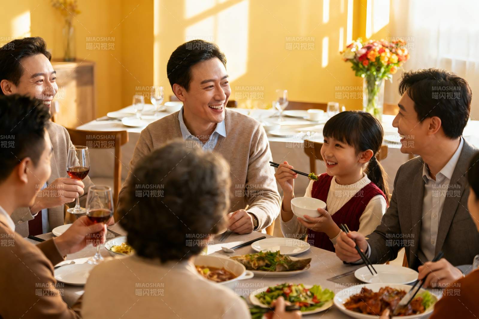 家庭聚餐欢笑场景图片