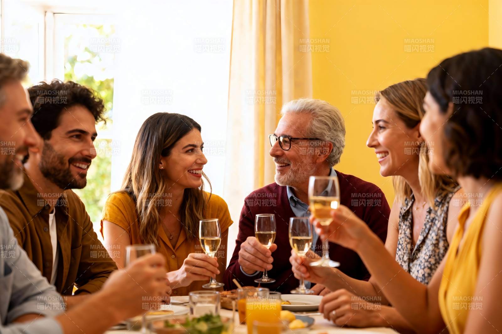家庭聚餐欢笑共享美好时光图片