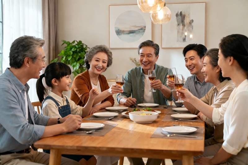 三代同堂家庭聚餐温馨场景图片