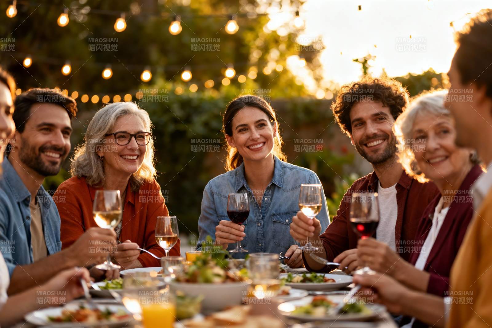 户外聚会欢饮场景图片