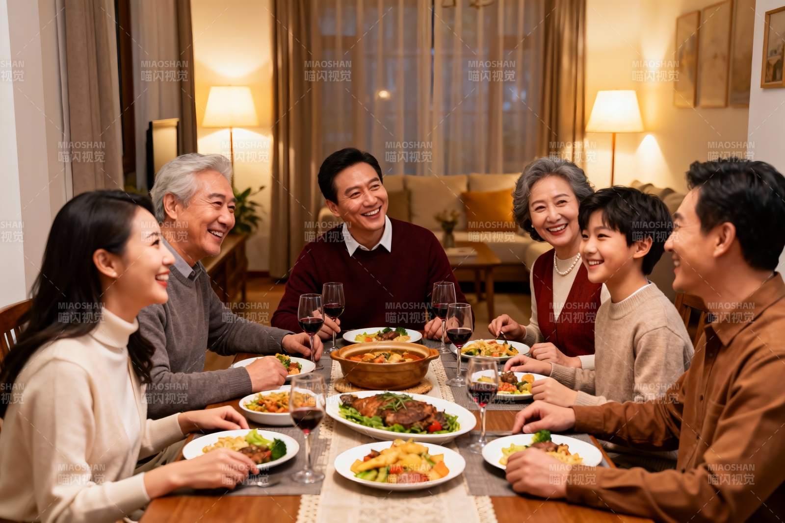 三代同堂温馨聚餐图片