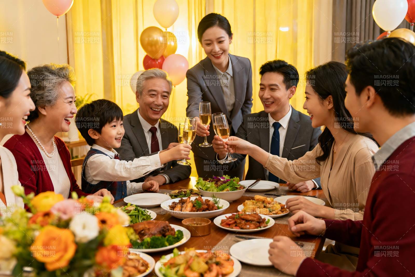 家庭聚餐欢庆时刻图片
