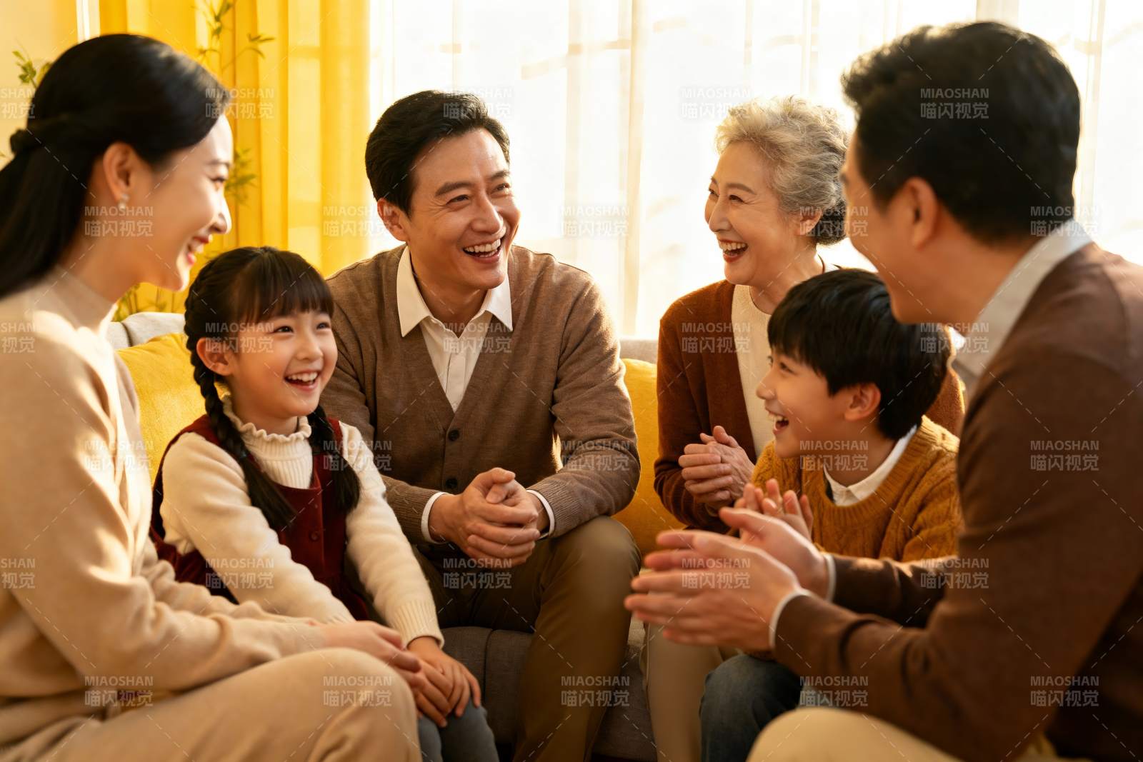 三代同堂家庭聚会温馨场景图片