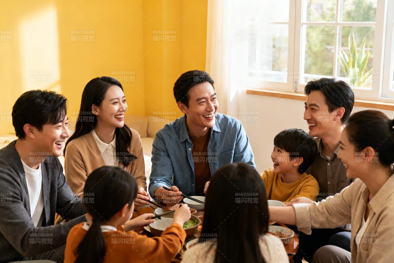 家庭聚餐欢笑场景图片