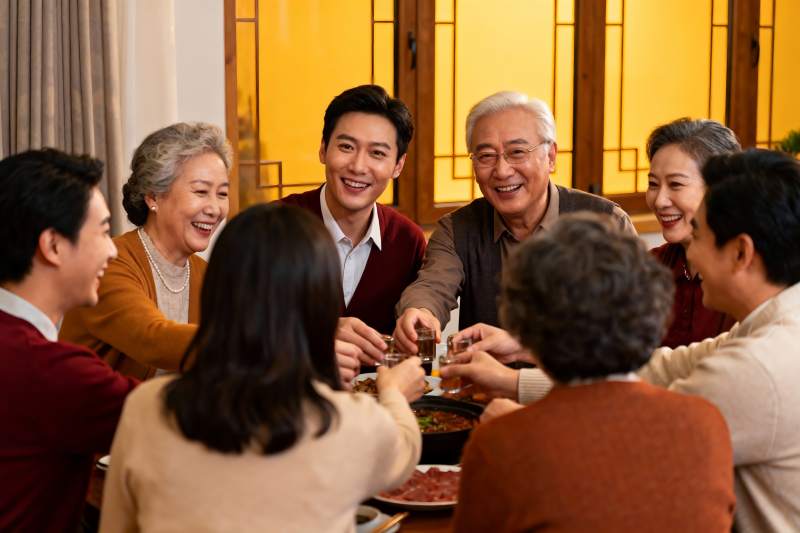 家庭聚餐欢庆团圆时刻图片