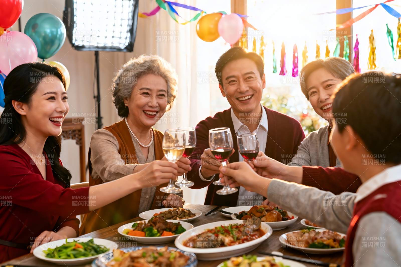 家庭聚餐欢庆时刻图片