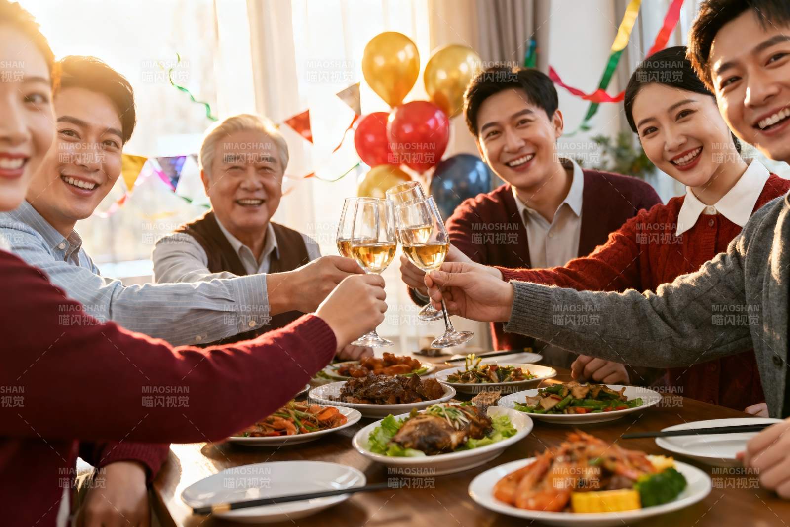 家庭聚餐欢庆时刻图片