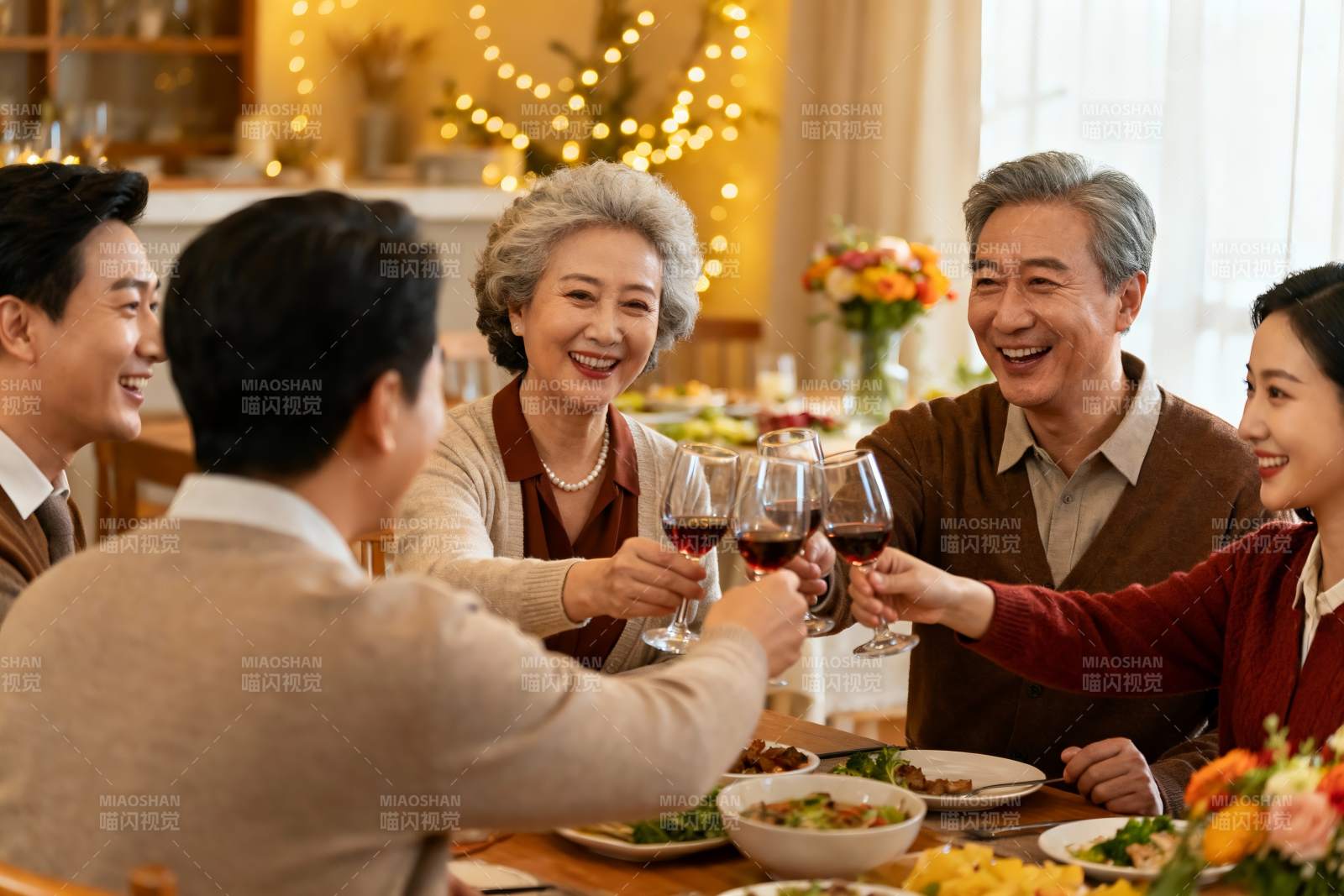 家庭聚餐欢庆时刻图片