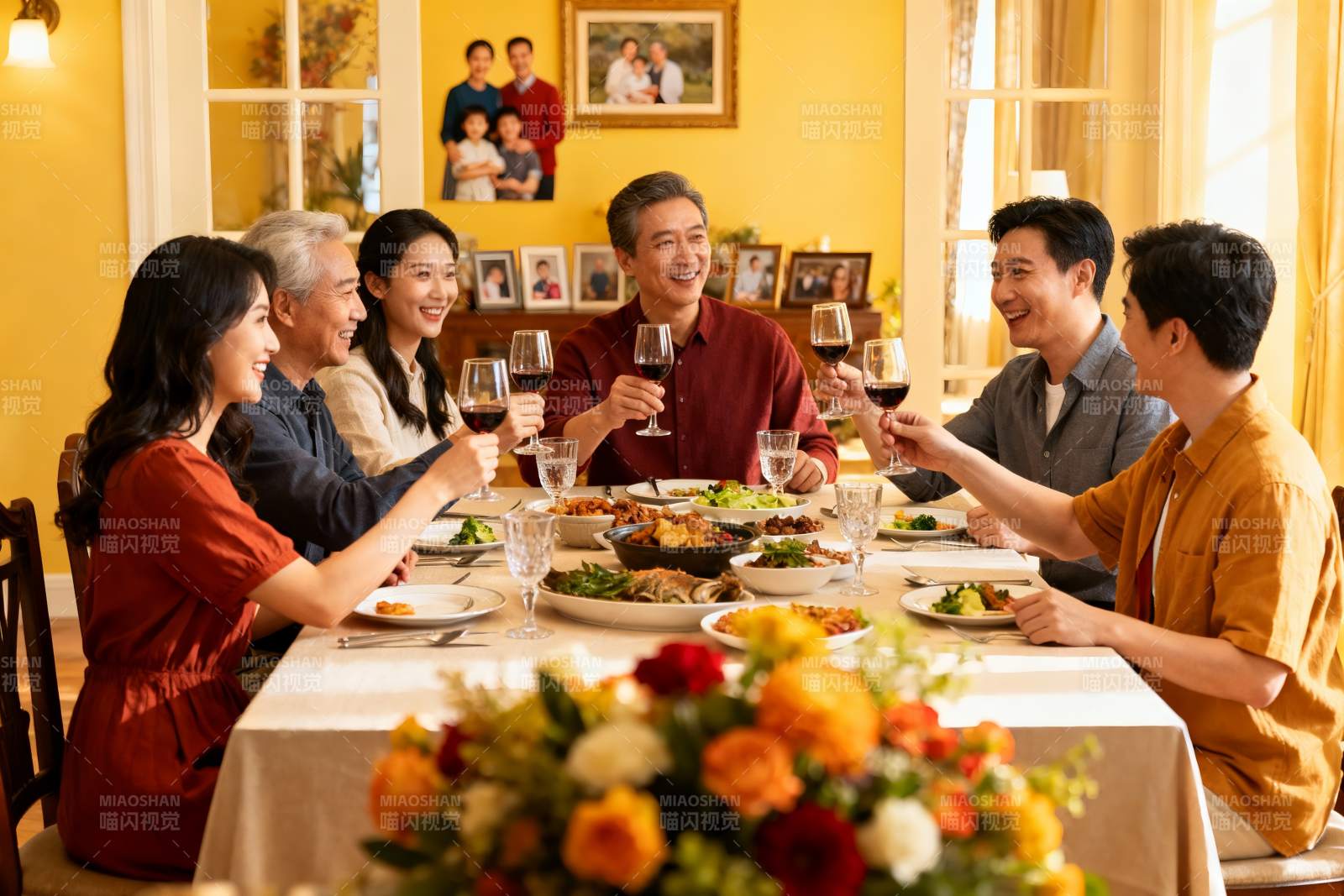 家庭聚餐欢庆时刻图片