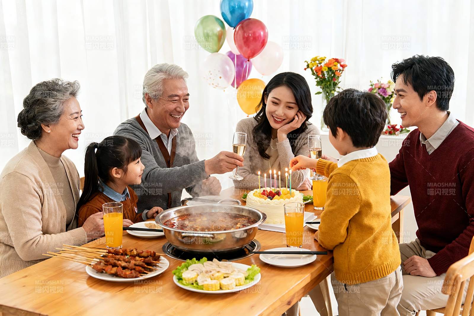 家庭聚餐庆祝生日温馨场景图片