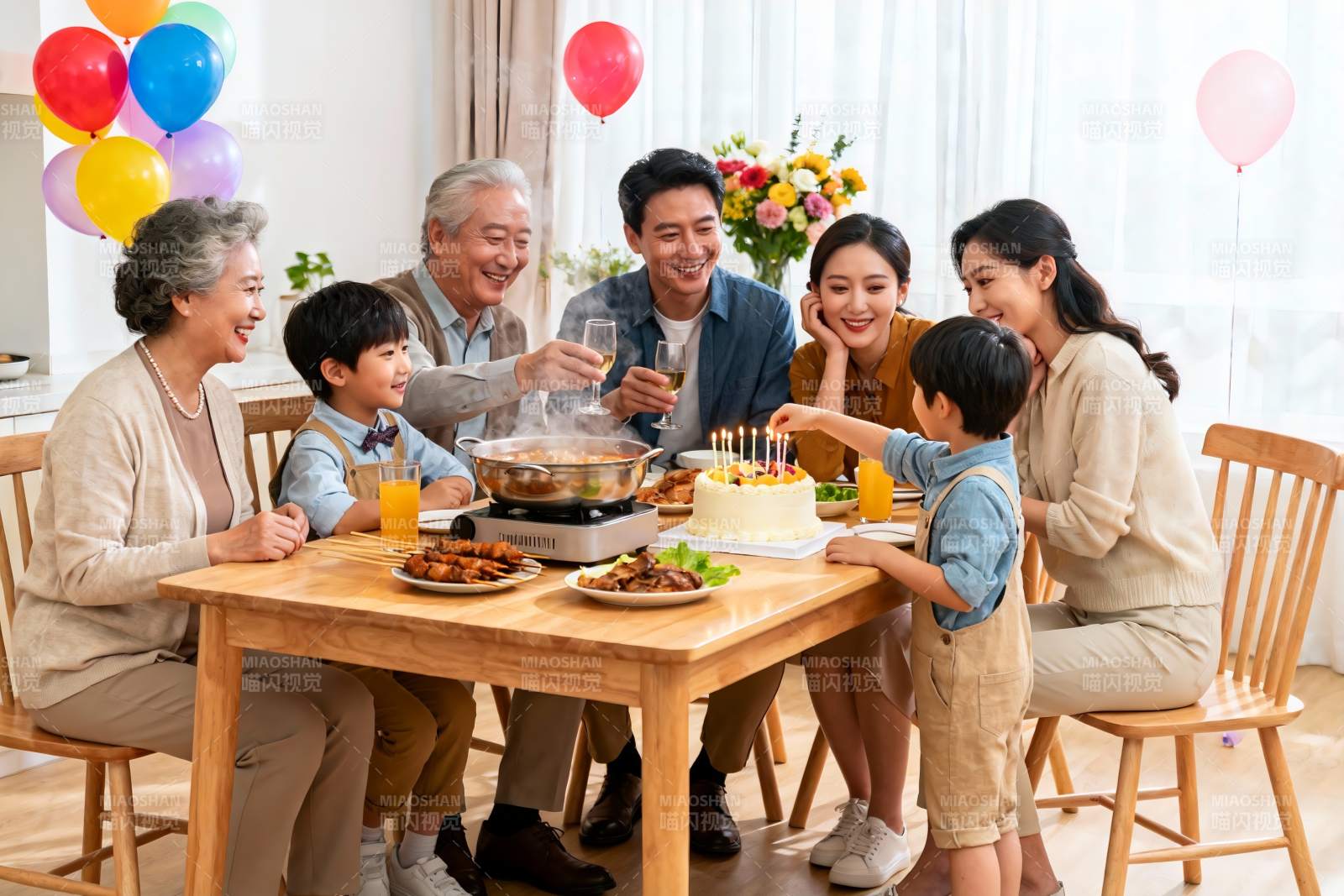 三代同堂家庭聚餐庆生图片