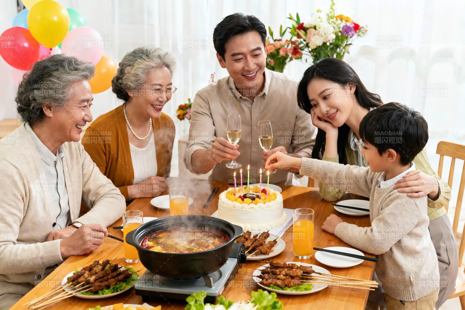 家庭聚餐庆生温馨场景图片