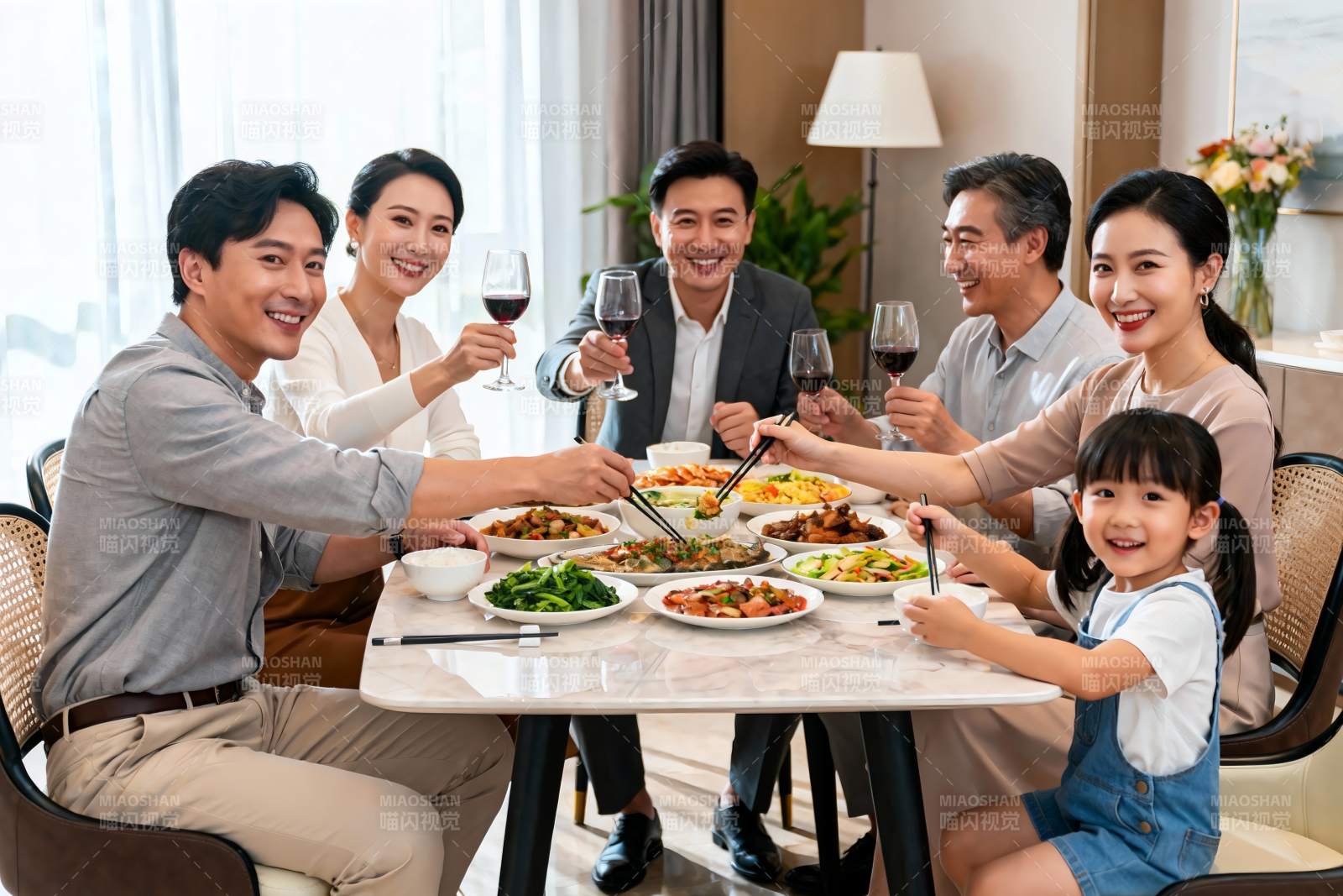 家庭聚餐欢庆时刻图片