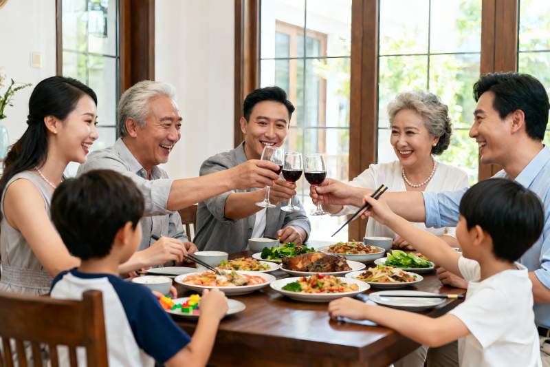 三代同堂家庭聚餐举杯欢庆图片