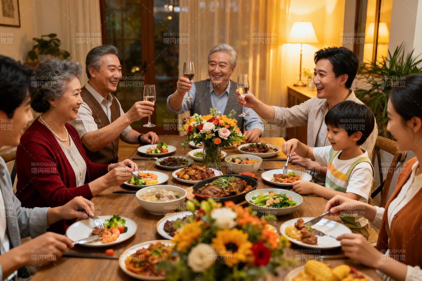 三代同堂家庭聚餐举杯欢庆图片