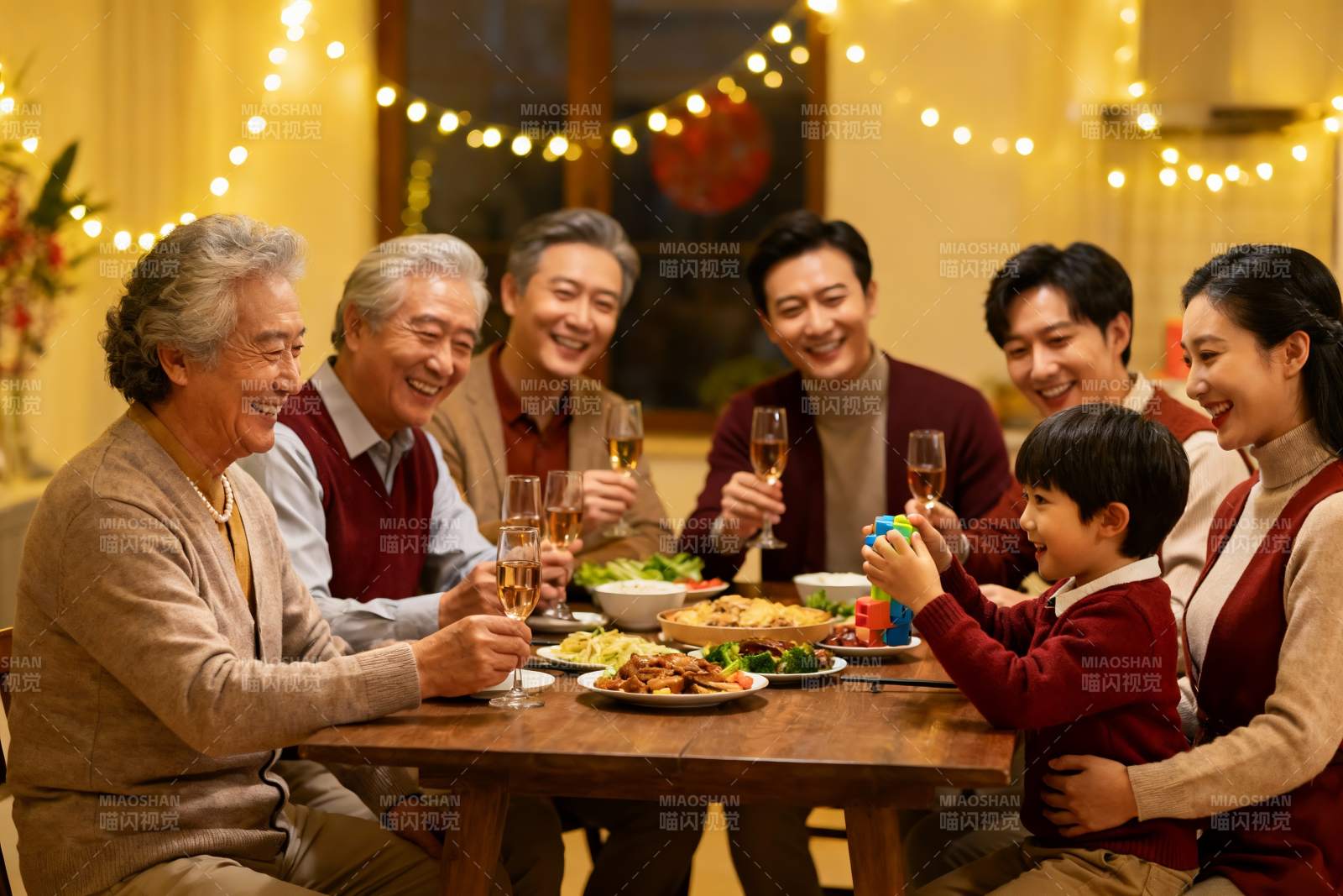 温馨家庭聚餐欢庆时刻图片