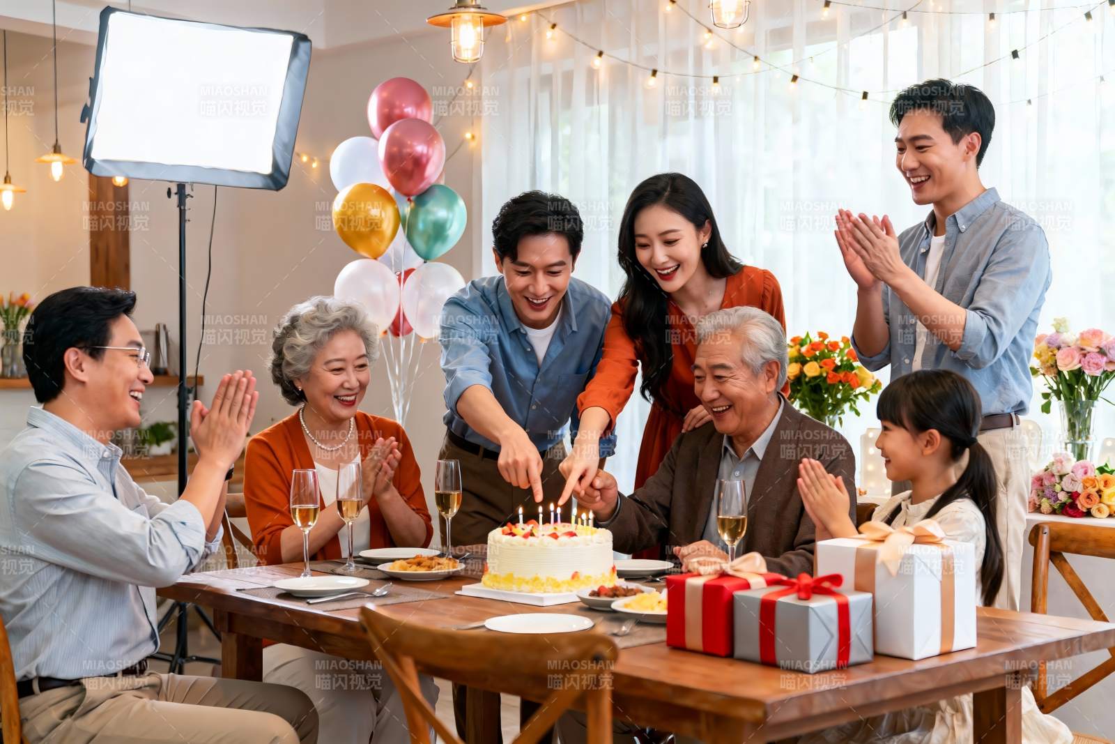 家庭生日派对温馨庆祝图片