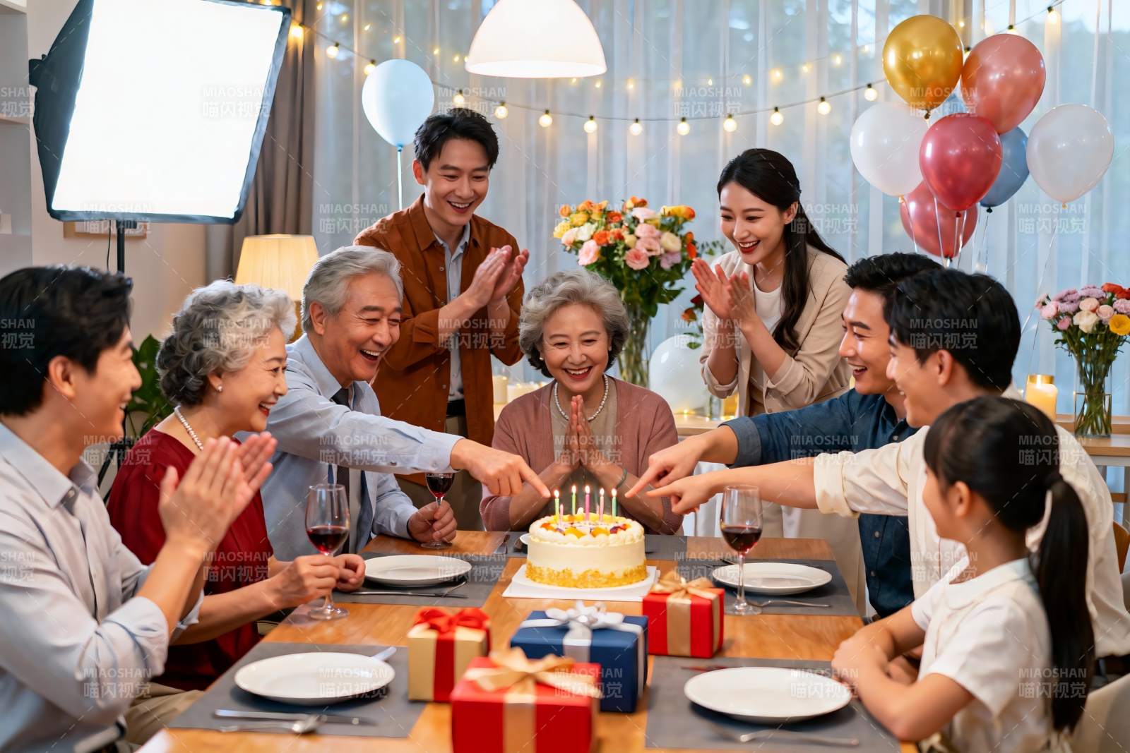 家庭生日派对温馨庆祝图片