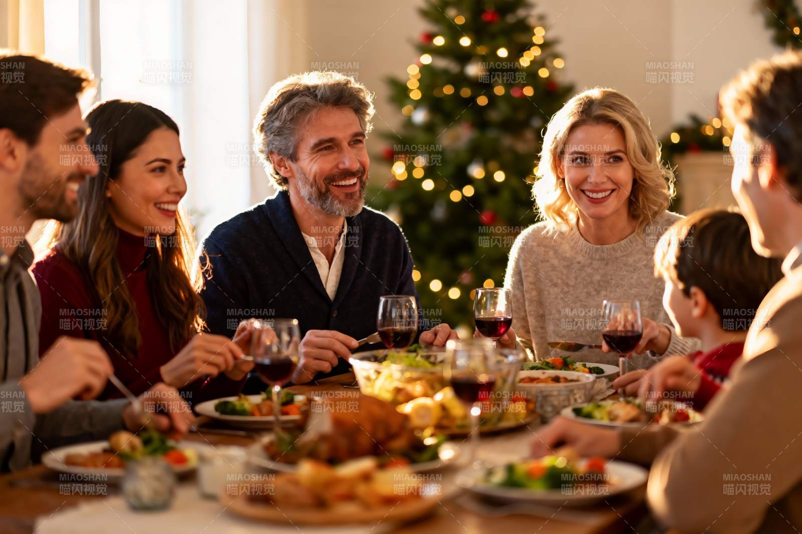 圣诞餐桌欢聚家人共享美食图片