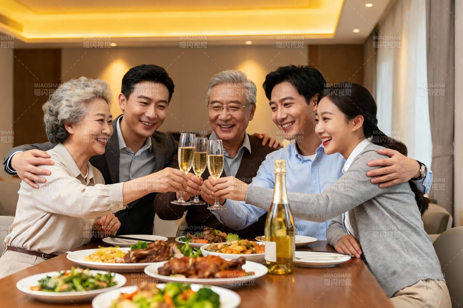 家庭聚餐欢庆时刻图片