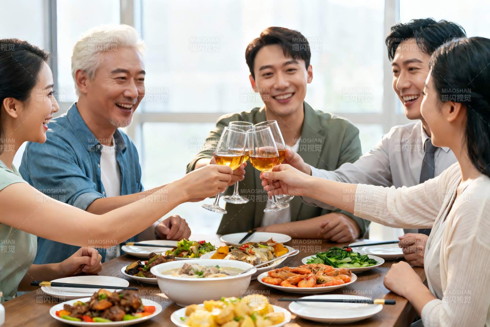 家人朋友聚餐举杯欢庆图片