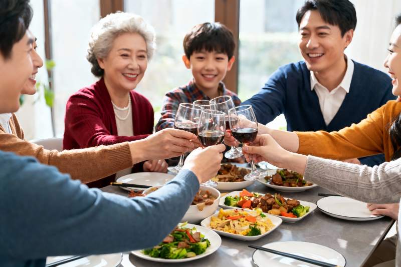 三代同堂家庭聚餐举杯欢庆图片