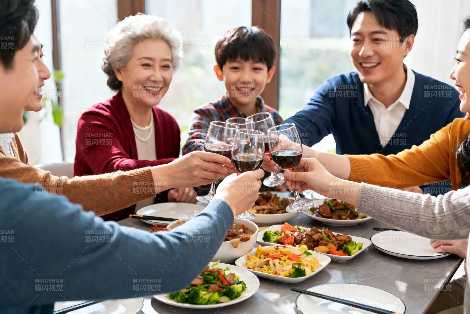 三代同堂家庭聚餐举杯欢庆图片