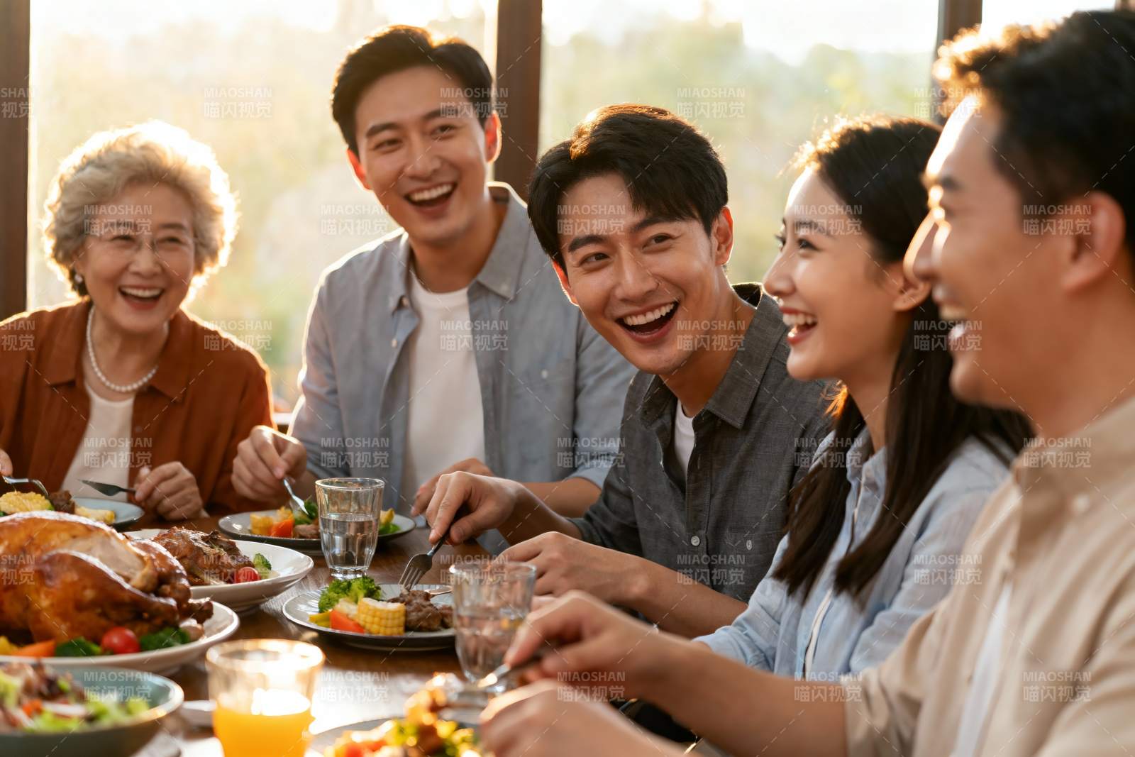 家庭聚餐欢笑共享美食图片