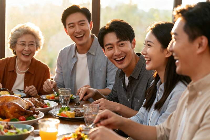 家庭聚餐欢笑共享美食图片