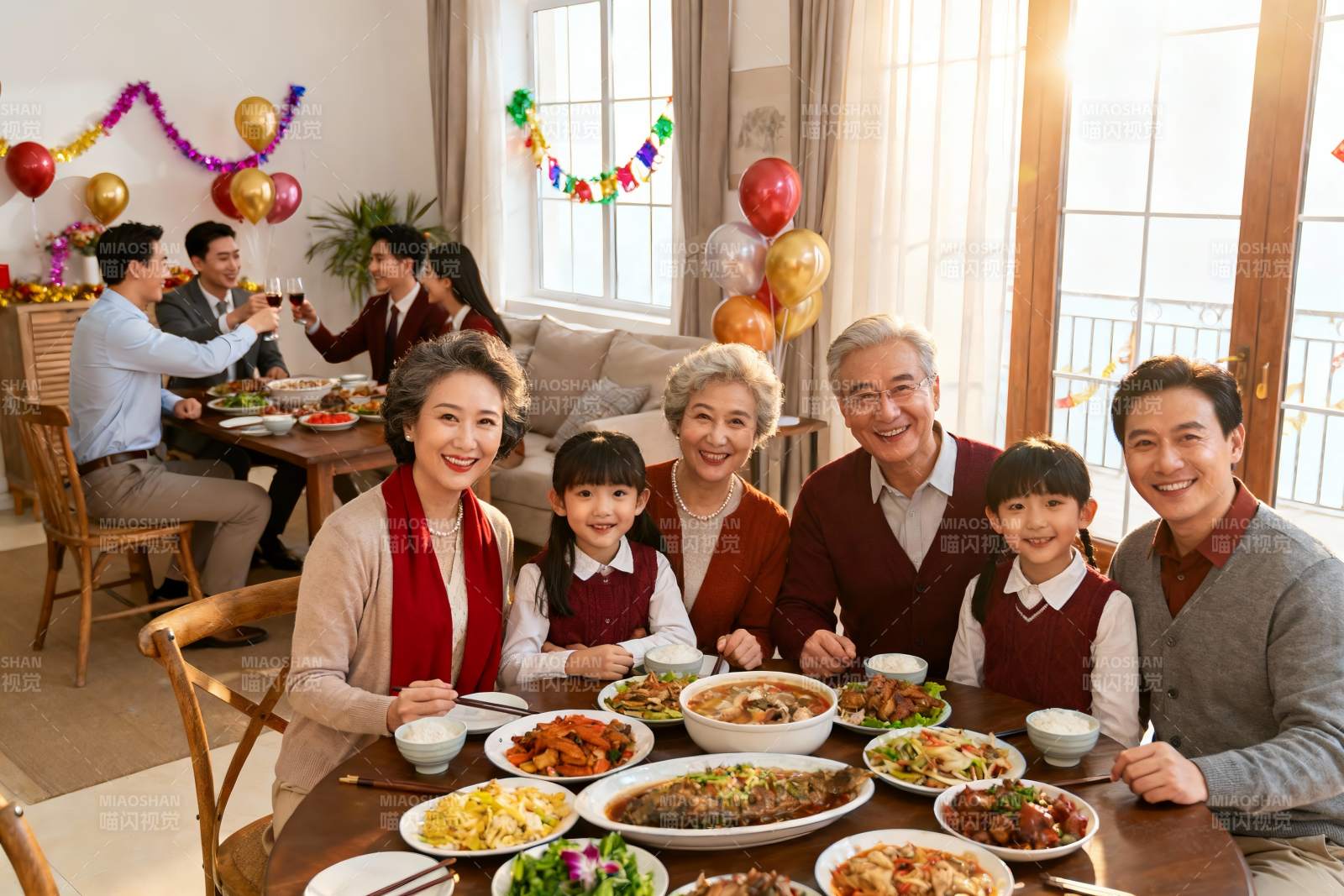 家庭聚餐欢庆时刻图片