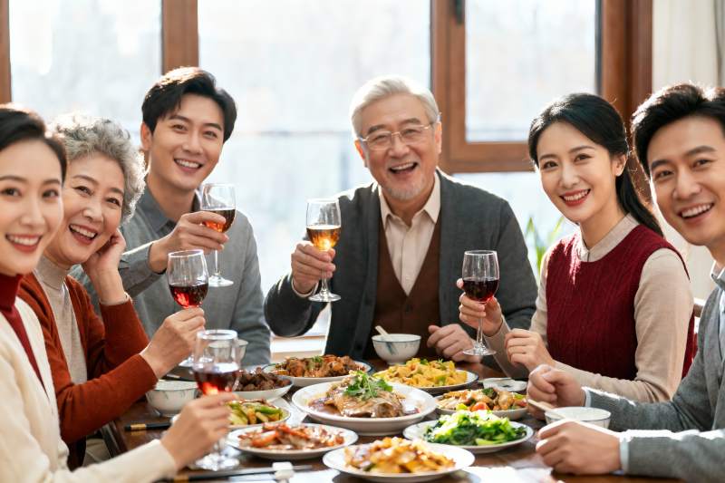 家庭聚餐欢庆时刻图片