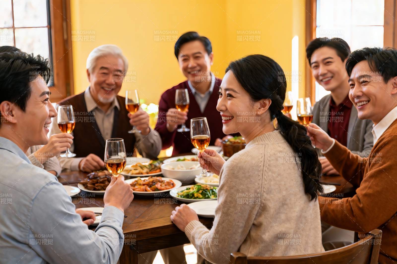 家庭聚餐欢庆时刻图片