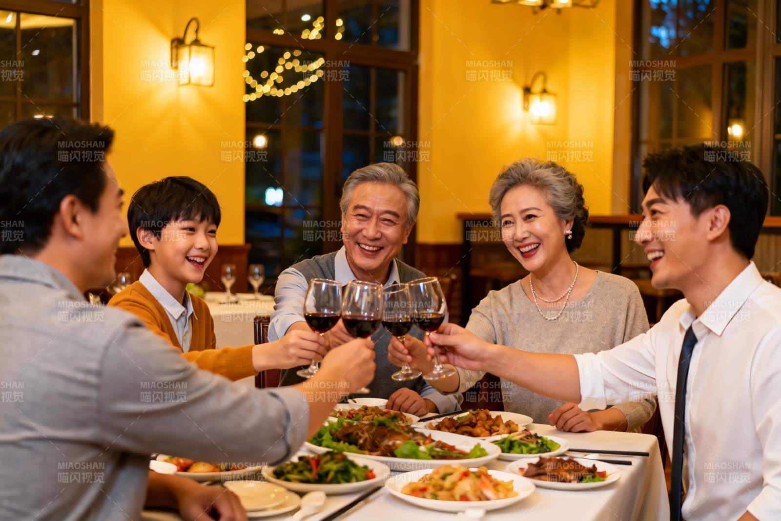 家庭聚餐欢庆时刻图片