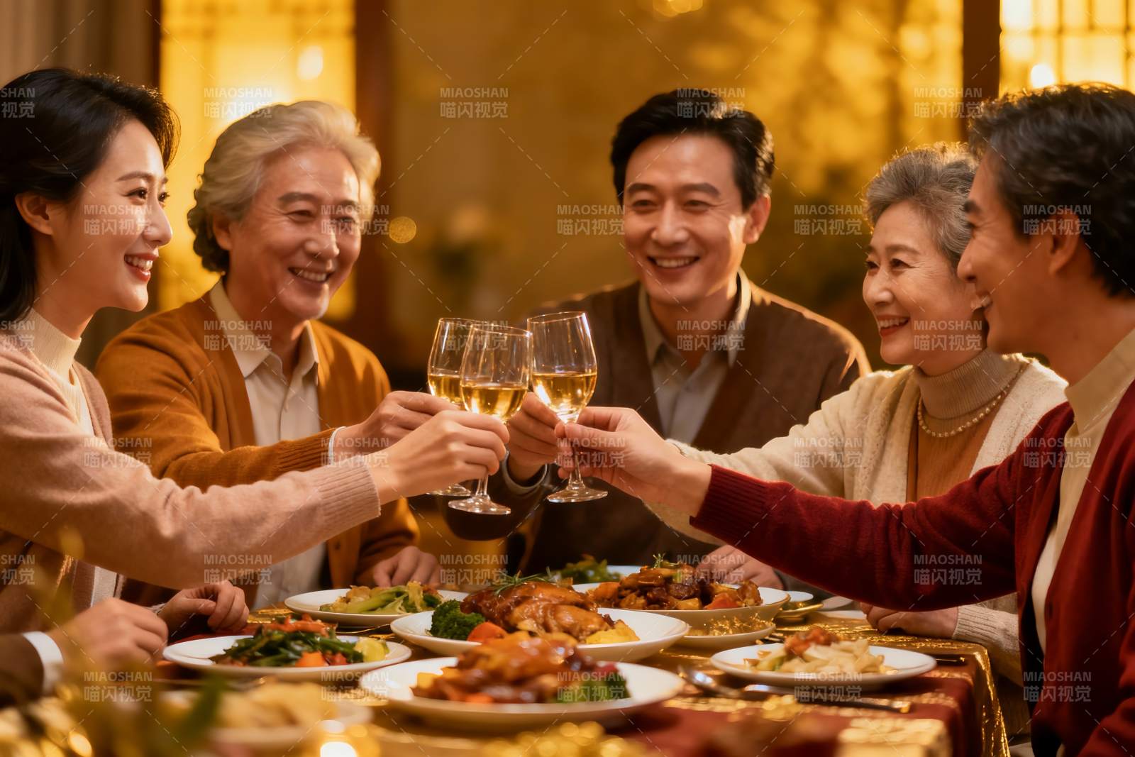 家庭聚餐欢庆时刻图片