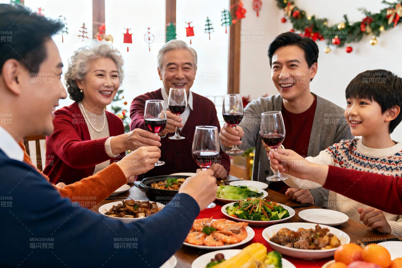 家庭聚餐欢庆节日举杯图片