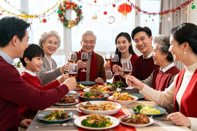 家庭聚餐欢庆节日温馨场景图片