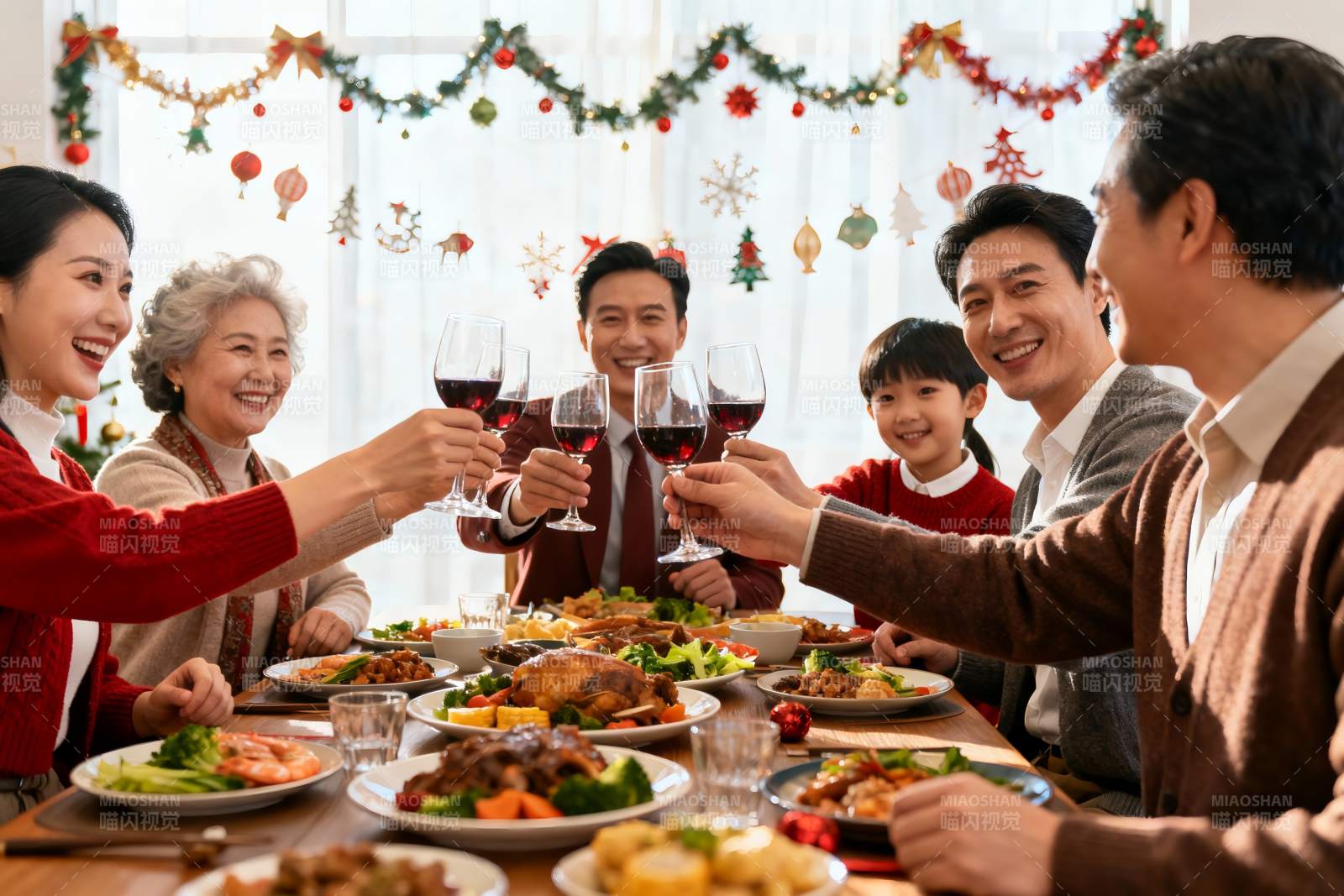 家庭欢聚庆节日共举杯图片