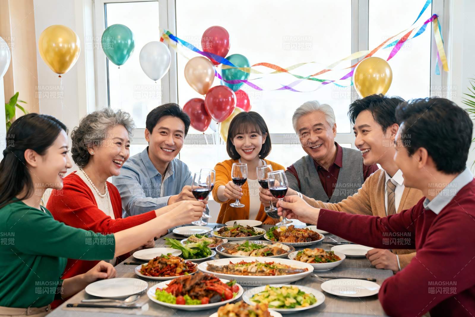 家庭聚餐欢庆时刻图片