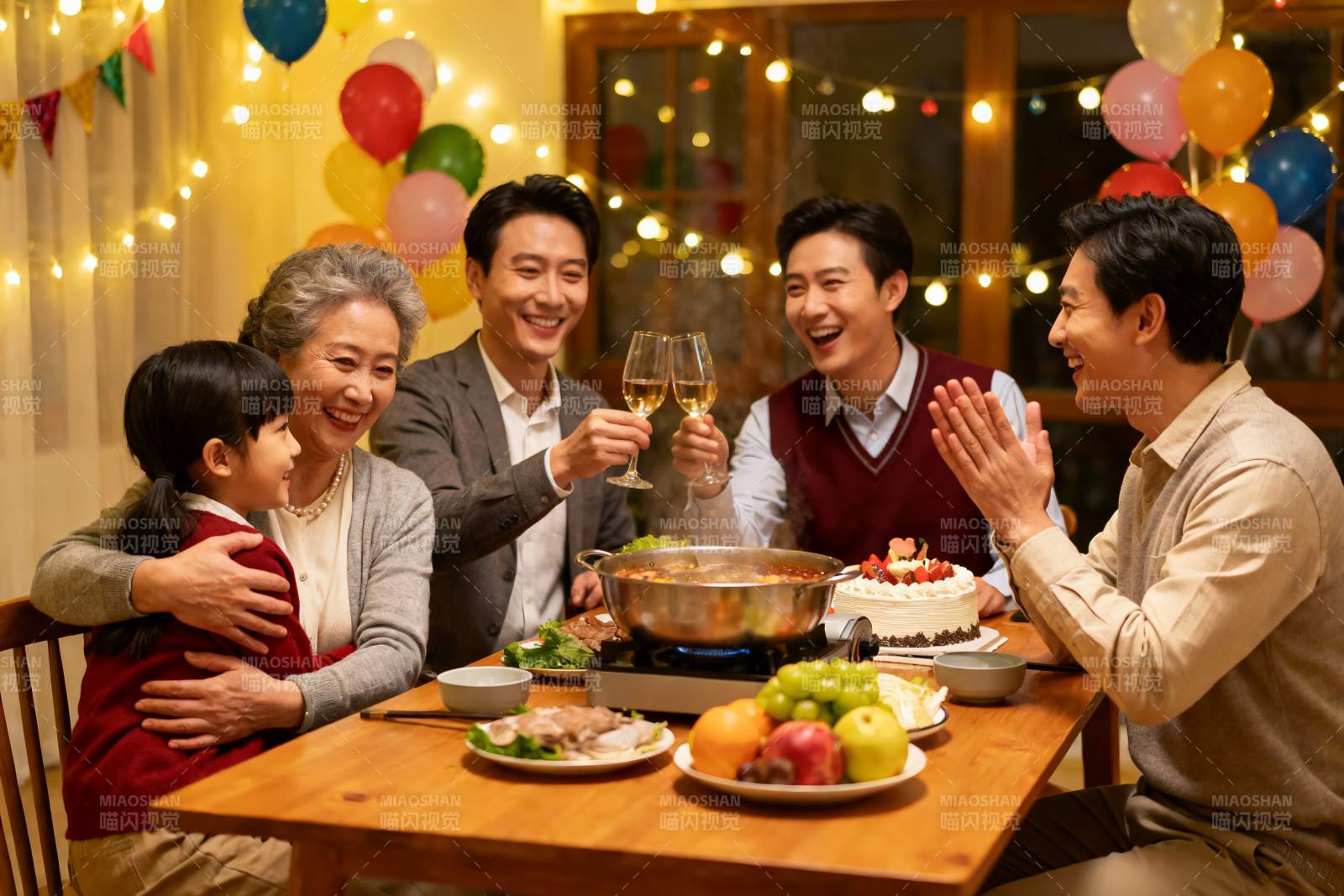 家庭聚餐欢庆生日温馨场景图片