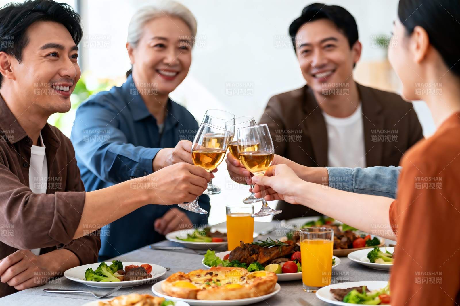家庭聚餐欢庆时刻图片