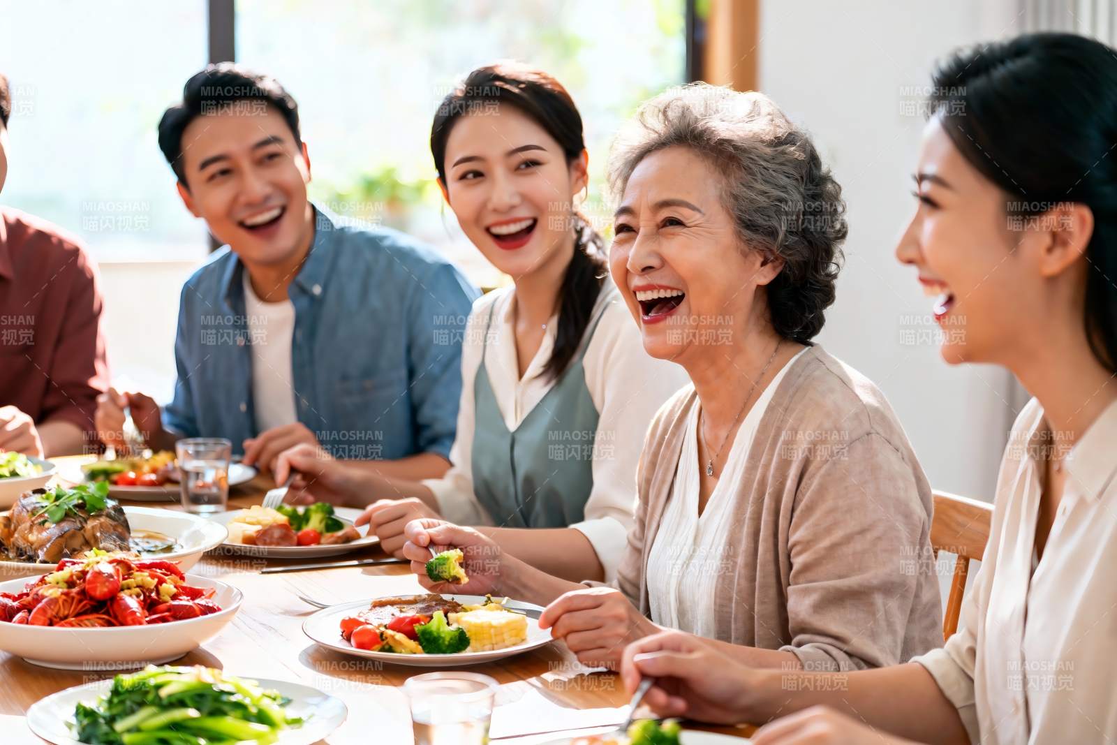 家庭聚餐欢笑场景图片