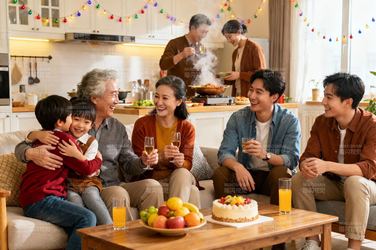 家庭聚会欢庆温馨场景图片