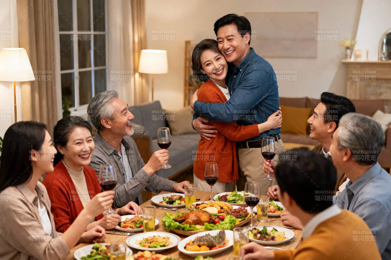 家庭聚餐欢庆时刻图片