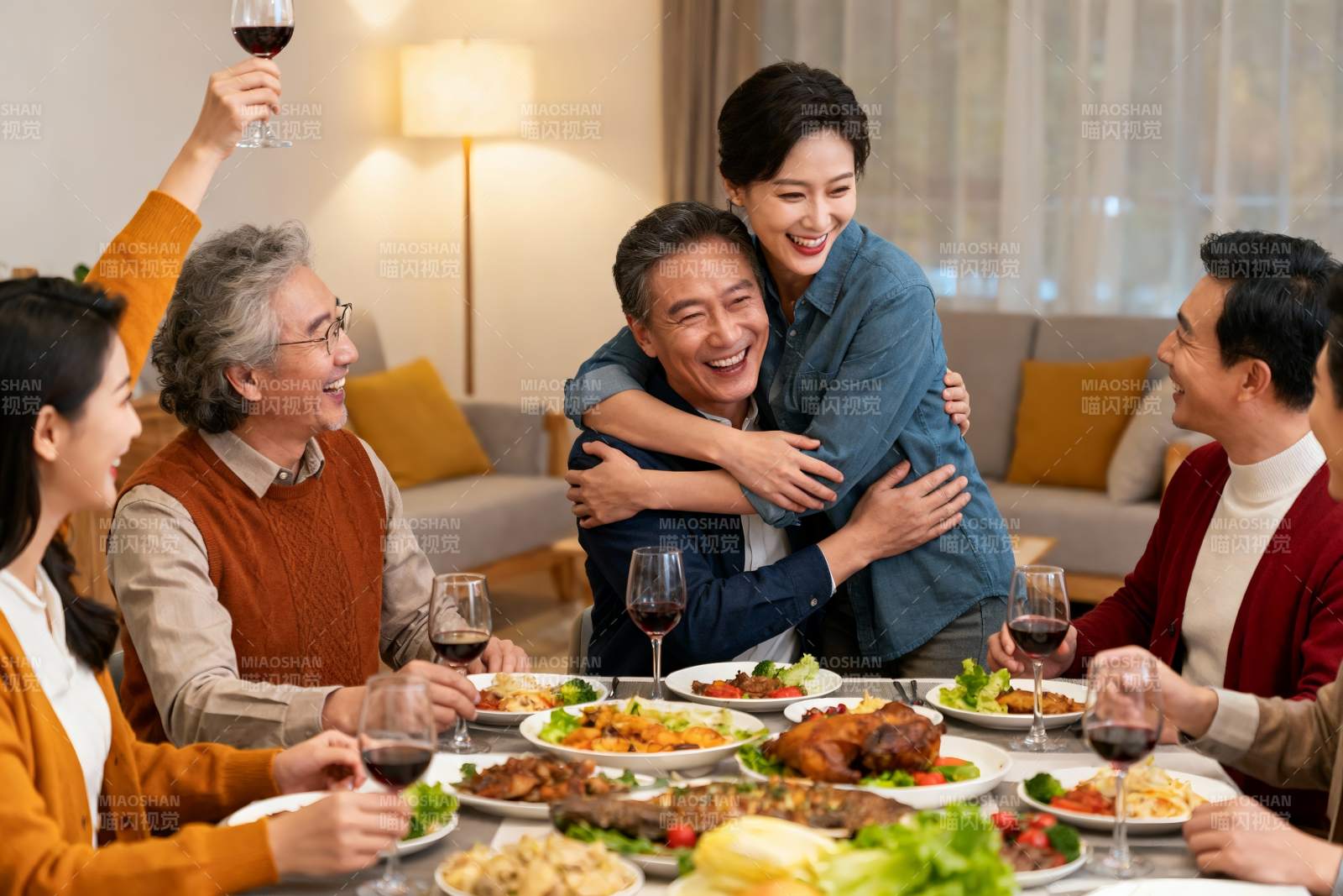 家庭聚餐欢庆时刻图片