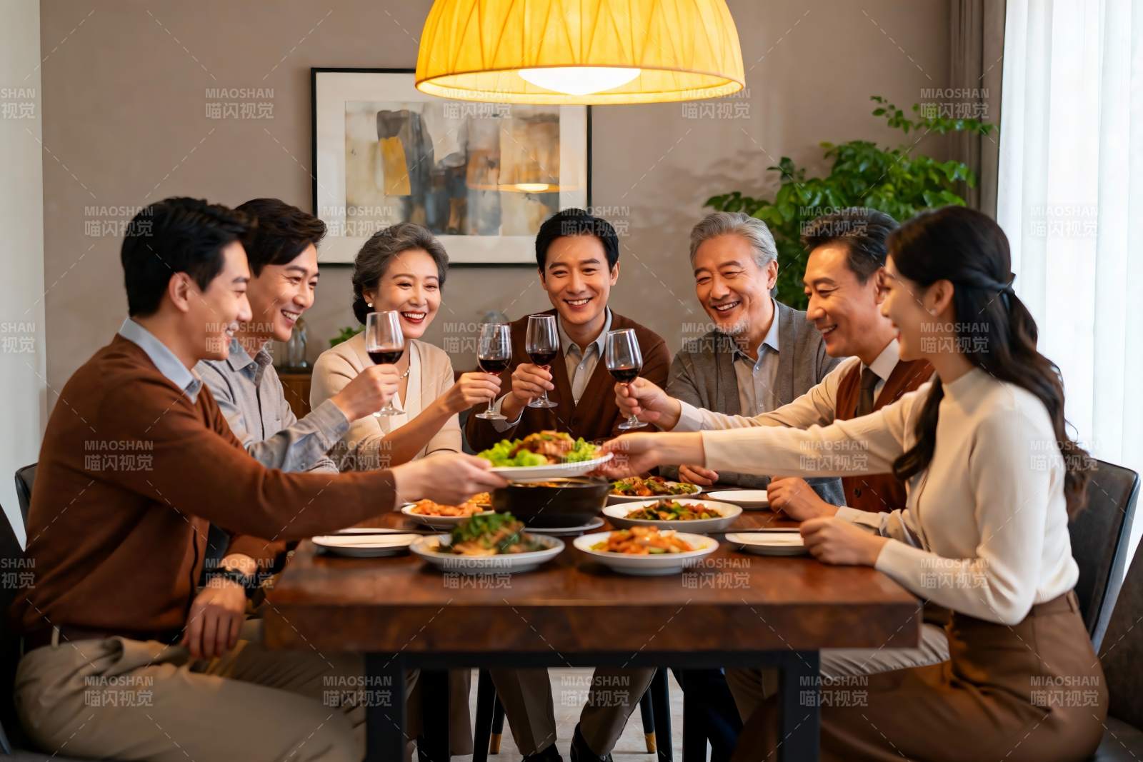 家庭聚餐欢庆时刻图片